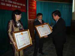 Thừa ủy quyền của Thủ tướng Chính Phủ, đồng chí Bùi Văn Tỉnh, Chủ tịch UBND tỉnh trao Bằng khen của Chính phủ cho 2 cá nhân