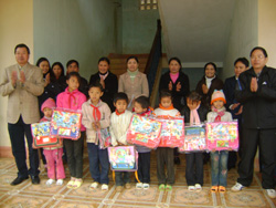 Lãnh đạo huyện uỷ, UBND huyện Tân Lạc tặng quà cho các em học sinh nghèo vượt khó của trường THCS