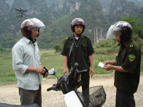Công an xã Nuông Dăm(Kim Bôi) kiểm tra việc chấp hành pháp luật về giao thông của người tham gia giao thông.