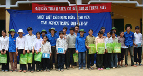 Sinh viên tình nguyện tặng quà học sinh nghèo các xã vùng cao Lạc Sơn.