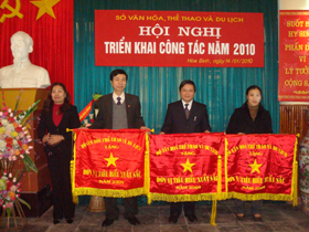 Đồng chí Hoàng Thị Chiển, GĐ Sở VH-TT&DL trao cờ thi đua xuất sắc của Bộ VH-TT&DL cho các đơn vị tiêu biểu năm 2009.