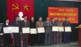 Đồng chí Nguyễn Văn Chữ, Chánh thanhh tra tỉnh trao giấy khen cho các tập thể hoàn thành xuất sắc nhiệm vụ công tác thanh tra năm 2009.