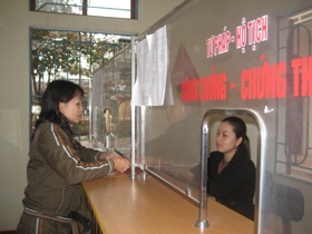 Trung tâm giao dịch hành chính một cửa phường Tân Hoa phục vụ nhu cầu giao dịch của nhân dân trên địa bàn.