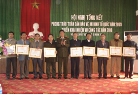 Đại diện lãnh đạo công an tỉnh trao giấy khen cho 9 tập thể đã có thành tích xuất sắc trong phong trào Toàn dân bảo vệ ANTQ năm 2009.