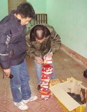 Cán bộ Đội Đặc nhiệm Biên phòng tỉnh Quảng Ninh thu giữ những hộp pháo được ngụy trang dưới nhiều lớp trứng gà.