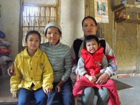Gia đình chị Bùi Thị Hoa ở xóm Mỏ, xã Chiềng châu đang phải sóng trong căn nhà đất rách nát.