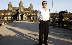 Ông Thaksin Shinawatra khi tới thăm đền Angkor Wat của Campuchia.