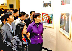 Đoàn đại biểu thanh niên Trung Quốc xem triển lãm ảnh Việt Nam - Trung Quốc