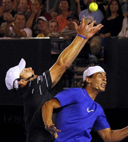 Đương kim vô địch Rafael Nadal (phải) cùng Andy Roddick ở trận đấu gây quỹ từ thiện cho nạn nhân của trận động đất thảm khốc ở Haiti.