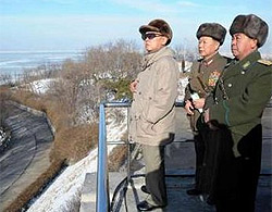 Nhà lãnh đạo Triều Tiên Kim Jong Il (trái) theo dõi cuộc diễn tập của quân đội nước này hôm 17/1.