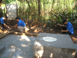 ĐVTN huyện Tân Lạc tham gia thực hiện mô hình xây dựng nhà tiêu hợp vệ sinh