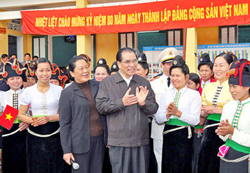 Tổng bí thư Nông Đức Mạnh thăm hỏi đồng bào các dân tộc tỉnh Điện Biên
