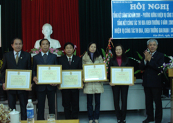 Đ/C Đỗ Minh Tâm, Phó Chủ tịch LĐLĐ tỉnh trao bằng khen cho các cá nhân có thành tích xuất sắc trong năm 2009