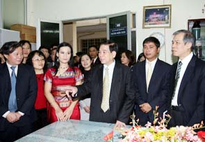 Chủ tịch nước Nguyễn Minh Triết thăm
Ban Biên tập truyền hình dân tộc (VTV5).
