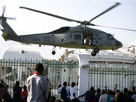 Trực thăng Mỹ đáp xuống dinh tổng thống Haiti ở thủ đô Port-au-Prince hôm 19-1.