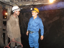 Tác giả (bên phải) trò chuyện cùng với công nhân trong hầm khai thác mỏ than Đồi Hoa (Lạc Long - Lạc Thuỷ) ở độ sâu hơn 60m