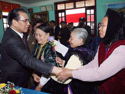 Tổng Bí thư Nông Đức Mạnh thăm và nói chuyện với cán bộ, nhân dân phường Đoàn Kết, thị xã Lai Châu, tỉnh Lai Châu