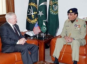 Bộ trưởng Quốc phòng Mỹ Robert Gates và Tổng Tư lệnh
quân đội Pakistan Ashfaq Pervez Kayani.
