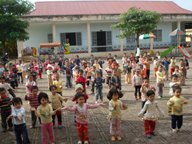 Trường mầm non xa Đông Lai (Tân Lạc) được xây dựng kiên cố hóa đáp ứng yêu cầu dạy và học của nhà trường.