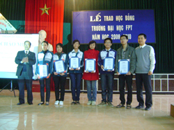 Đại diện của trường Đại học FPT trao học bổng toàn phần cho 6 học sinh của trường THPT Chuyên Hoàng Văn Thụ