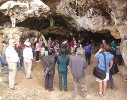 Các nhà khoa học dự Đại hội tiền sử Ấn Độ - Thái Bình Dương (IPPA) lần thứ 19 thăm quan hang Chổ tháng 12/2009