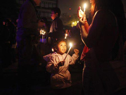 Người dân thành phố Guatemala tham gia sự kiện “Giờ Trái đất” vào ngày 28-3-2009