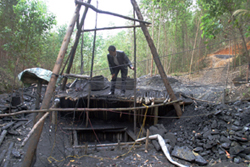Một lò khai thác than trái phép trên địa bàn xã Tinh Nhuệ.