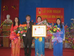 Thừa ủy quyền của Chủ tịch nước, đồng chí Trịnh Quốc Tuấn, Phó Chủ tịch UBND thành phố Hòa Bình trao Huân chương Lao động hạng Ba cho trường Mần non Đồng Tiến