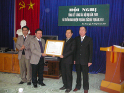 Thừa ủy quyền, Đ/C Bùi Văn Tỉnh, Chủ tịch UBND tỉnh trao bằng khen của Thủ tướng Chính phủ cho Ngành Nội vụ