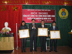 Thừa ủy quyền của Thủ Tướng Chính phủ, đồng Chí Nguyễn Hữu Duyệt, Phó BTTT Tỉnh Ủy trao Bằng khen cho  1 tập thể và 3 cá nhân xuất sắc