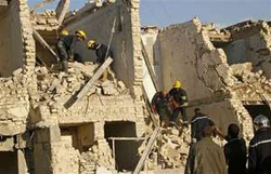 Các nhân viên cứu hộ tìm kiếm người bị nạn trong vụ đánh bom ở trung tâm Thủ đô Baghdad