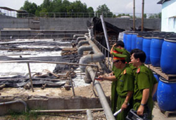Cảnh sát môi trường kiểm tra phát hiện Công ty Hào Dương dùng nhiều đường ống xả nước thải chưa qua xử lý làm ô nhiễm sông Đồng Điền (huyện Nhà Bè, TP Hồ Chí Minh).