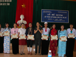 Lãnh đạo Hội LHPN tỉnh trao giấy khen cho các học viên đạt thành tích xuất sắc trong khóa học trung cấp khóa đầu tiên của tỉnh