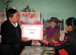 Đồng chí Bùi Văn Tỉnh, Chủ tịch UBND tỉnh thăm hỏi và tặng quà cho Mẹ Việt Nam anh hùng Nguyễn Thị Thục