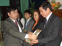 Lãnh đạo Văn phòng Tỉnh ủy trao Giấy khen cho các tập thể, cá nhân có thành tích xuất sắc trong thực hiện nhiệm vụ năm 2009