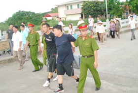 Công an Việt Nam áp giải đối tượng phạm pháp chuẩn bị trao cho Công an Trung Quốc.
