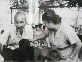 Chủ tịch Hồ Chí Minh thăm nhà trẻ hợp tác xã 
nông nghiệp Pôlitôđen, nước cộng hòa Xô Viết 
Uzbekistan (26-7-1959).