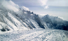 Sông băng Siachen chảy ngang khu vực dãy Himalaya, chia cắt Ấn Độ và Pakistan.