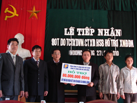 Đại diện Công ty xăng dầu Hà Sơn Bình, Chi nhánh xăng dầu Hòa Bình trao số tiền ủng hộ cho Đảng bộ, chính quyền xã Noong Luông.