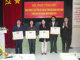 Đồng chí Bùi Văn Cửu, Phó Chủ tịch UBND tỉnh trao giấy khen cho các tập thể đạt thành tích.