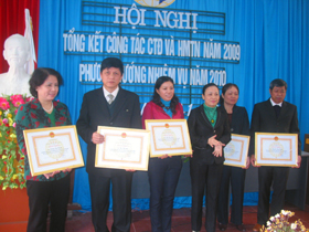 Tặng bằng khen của Trung ương Hội CTĐ Việt Nam cho các cá nhân có thành tích xuất sắc trong hoạt động nhân đạo.
