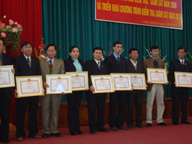 UBKT Tỉnh ủy tặng giấy khen cho 15 tập thể đạt lao động tiên tiến trong phong trào thi đua năm 2009.