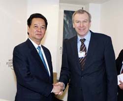 Thủ tướng Nguyễn Tấn Dũng
gặp Thủ tướng Bỉ Y-vơ Lơ-téc-mơ.
