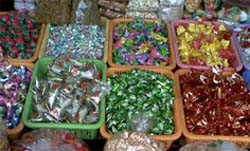 Các loại kẹo không nguồn gốc bày bán công khai tại chợ Đồng Xuân.