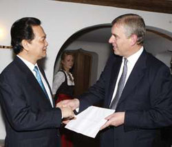 Hoàng tử Anh An-đriu gặp Thủ tướng 
Nguyễn Tấn Dũng.