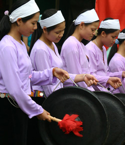 Những cô gái Mường duyên dáng trong trang phục truyền thống