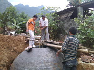 Các bể bioga được đưa vào sử dụng không chỉ ra khí đốt cho nông dân mà còn góp phần đảm bảo vệ sinh môi trường nông thôn.