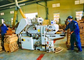Công ty TNHH Sơn Thủy ở xã Dân Hòa (Kỳ Sơn) sản xuất gỗ xuất khẩu tạo việc làm cho trên 100 lao động địa phương.