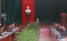 Đồng chí Bùi Văn Tỉnh, Phó Bí thư Tỉnh uỷ, Chủ tịch UBND tỉnh phát biểu kết luận buổi làm việc với lãnh đạo huyện Mai Châu.