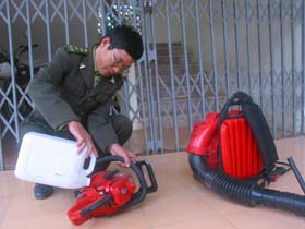 Cán bộ kiểm lâm huyện Lương Sơn chuẩn bị dụng cụ, phương tiện hỗ trợ địa bàn chữa cháy rừng.